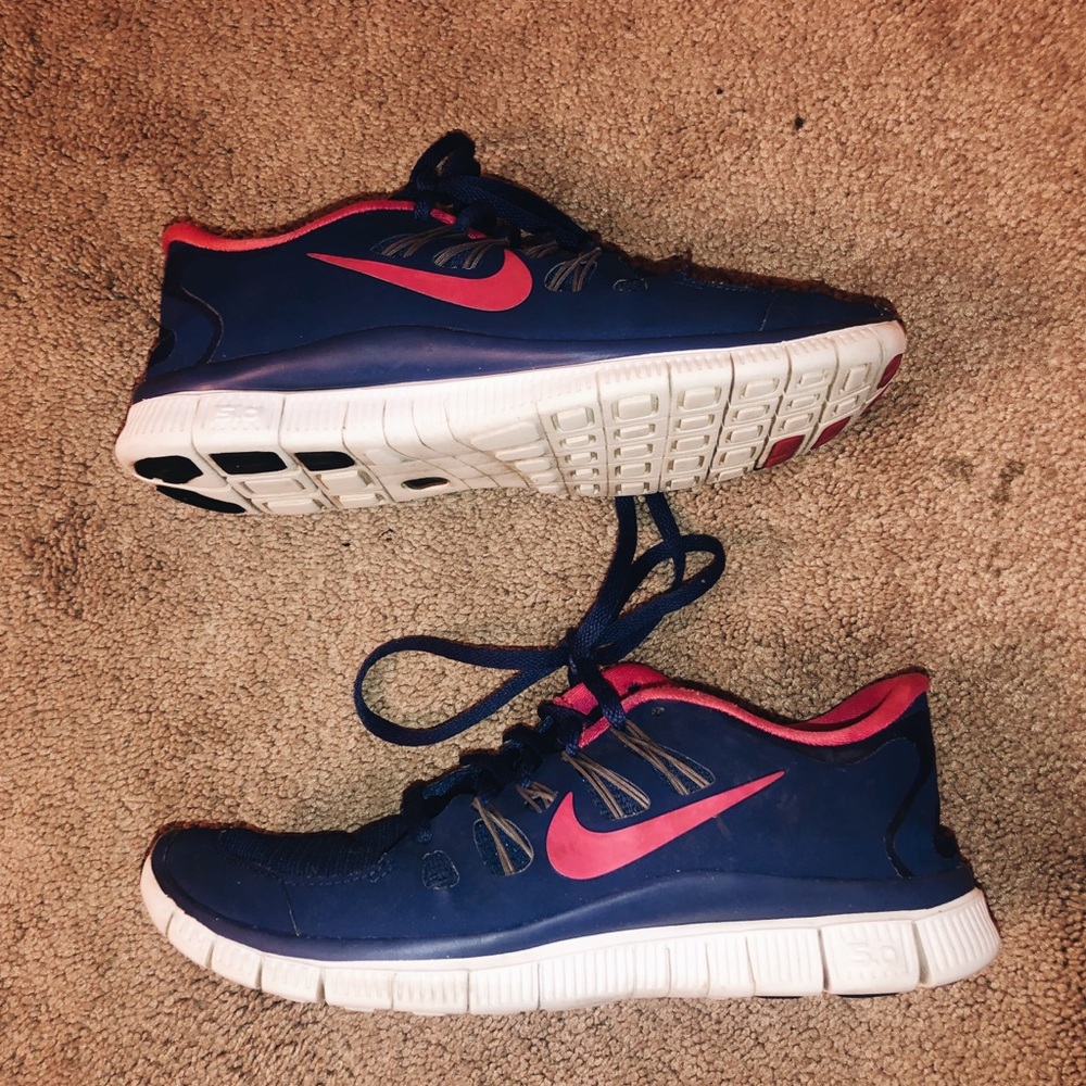 navy and hot pink nike free run 5.0 🌟